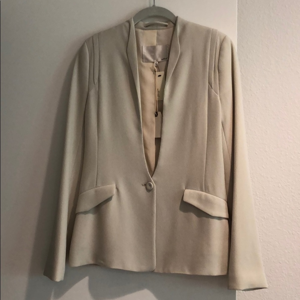 Beautiful cream blazer with sleek details
